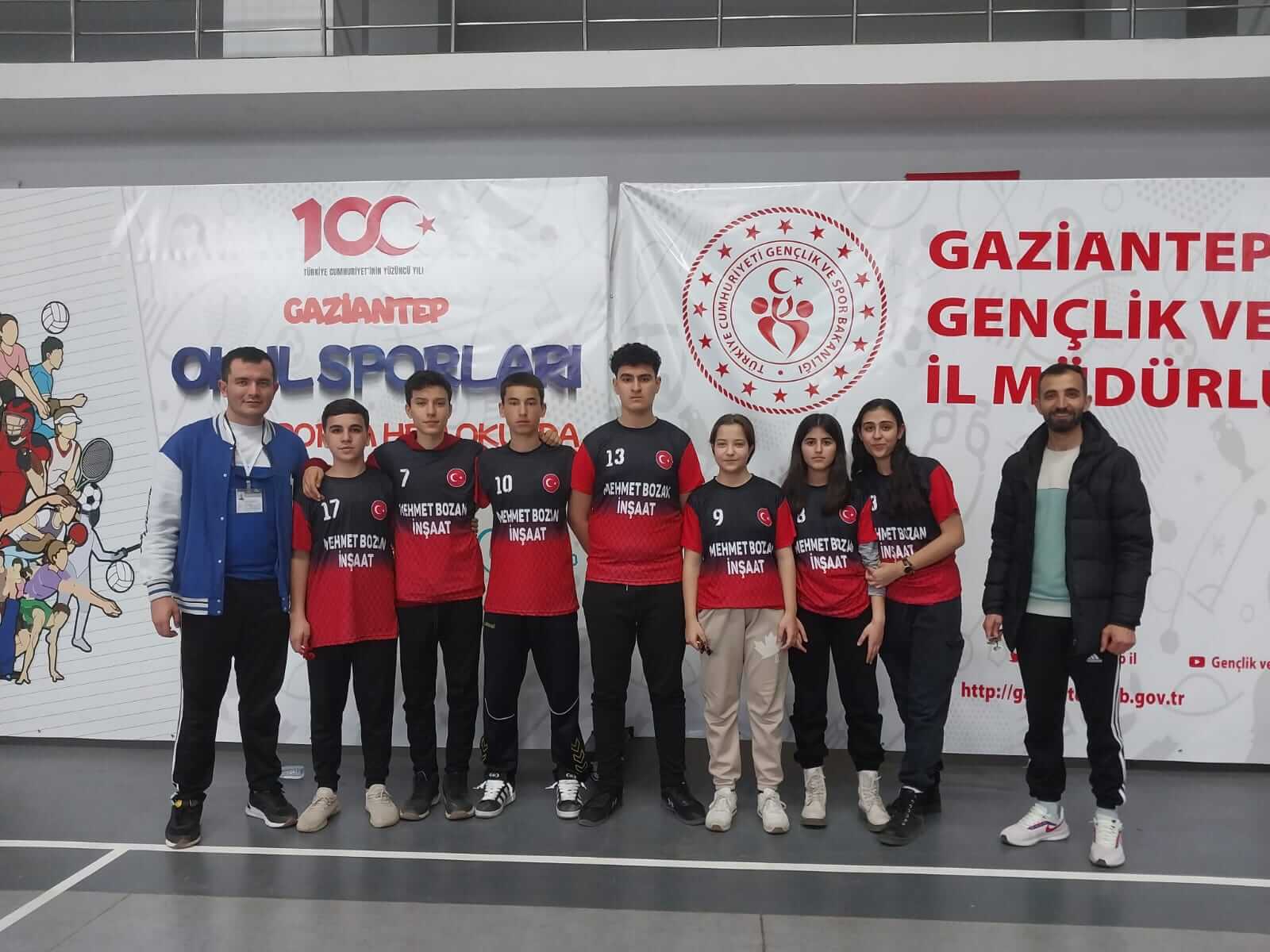 Vali Ali Yerlikaya Anadolu lisesi Takımına Üniforma Desteği