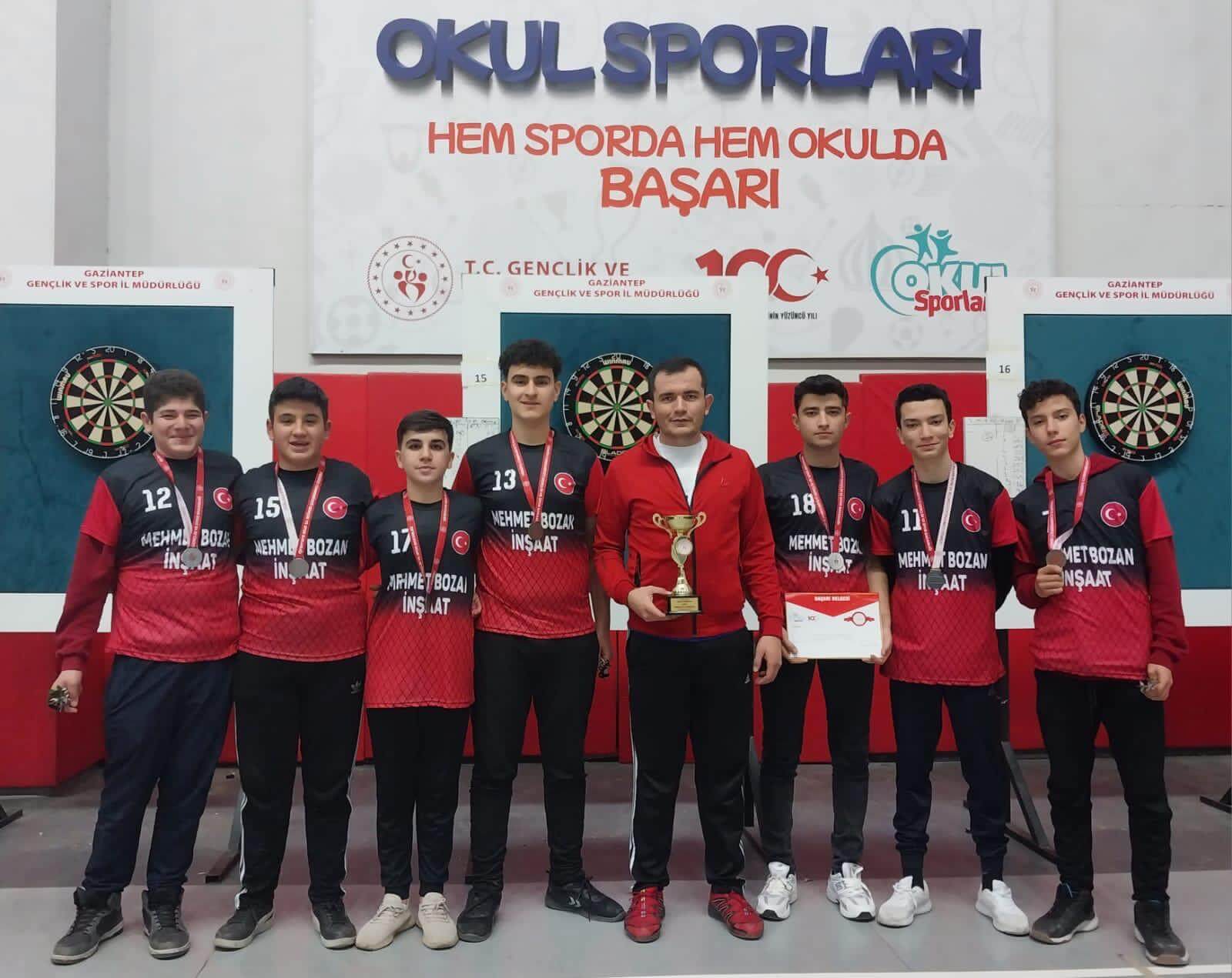 Vali Ali Yerlikaya Anadolu lisesi Takımına Üniforma Desteği